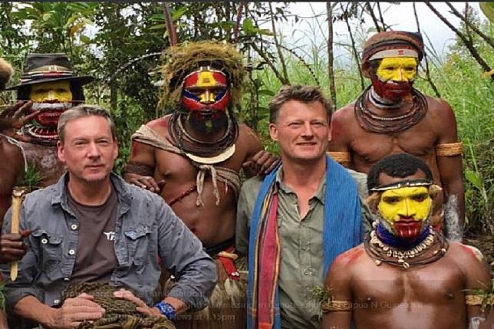 英國探險家艾倫（右）10月初隻身前往巴布亞紐幾內亞探險，至今已與外界失聯一個多月。（圖片取自Twitter@Frank Gardner）