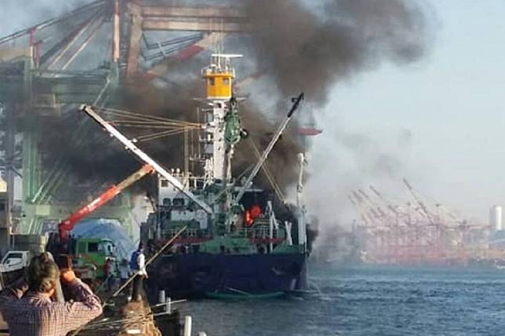 前鎮漁港17日發生漁船起火意外。（圖片取自台灣行社團）