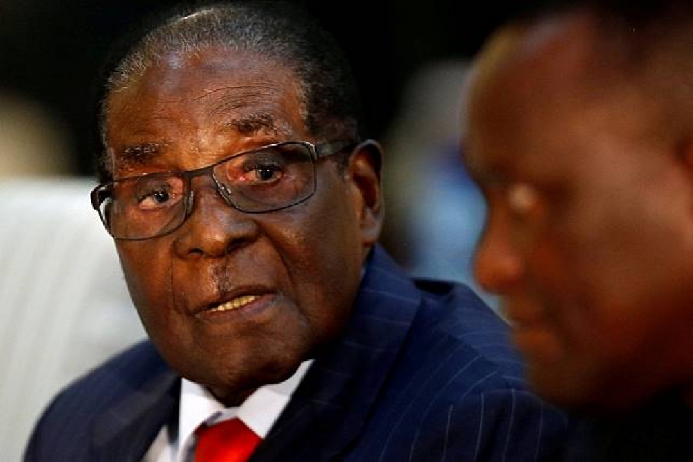 93歲的辛巴威總統穆加比（Robert Mugabe）15日遭軍方軟禁在家，恐結束在位37年的掌權生涯。（湯森路透）