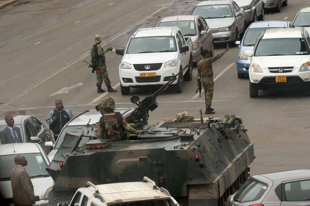 辛巴威軍方坦克15日被目擊出現在首都哈拉雷街道。（湯森路透）