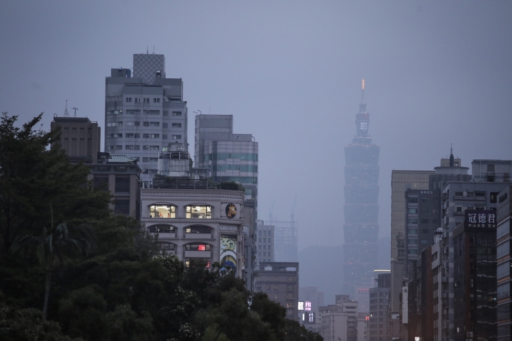 上班出門注意！周一（13日）北台灣有短暫雨，民眾出門記得攜帶雨具。（攝影：陳品佑）