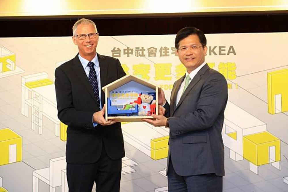左為IKEA宜家家居台灣總經理艾卓思、右為台中市長林佳龍。（圖片取自IKEA）