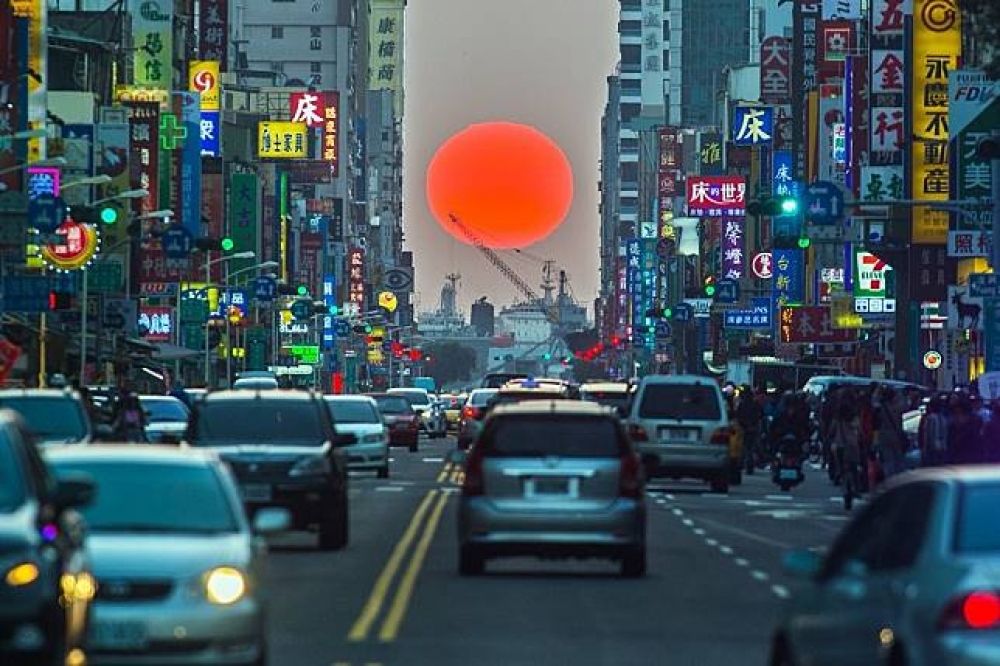 高雄12日將出現曼哈頓「懸日」奇景，市府徵拍照神射手。（圖片取自高雄旅遊網）