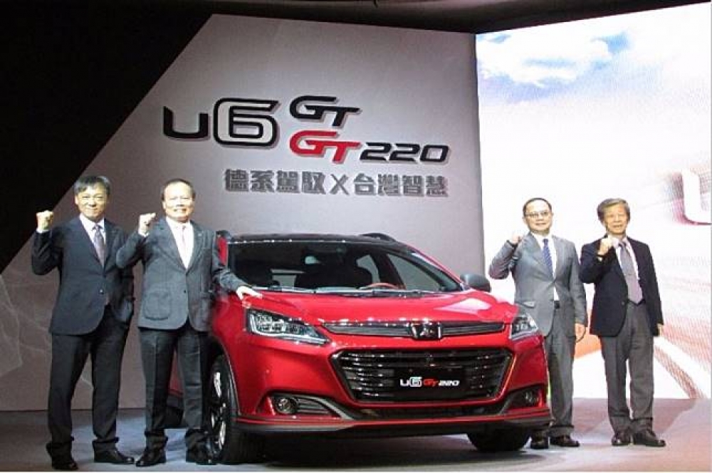 總經理蔡文榮(左二)表示，U6 GT的價格絕對很有感！(攝影：陳彥邦)