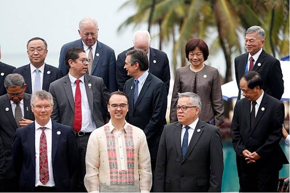 APEC各部長會議之前齊聚一堂，合影紀念。（上排右一為沈榮津、右二為陳美伶。）（湯森路透）