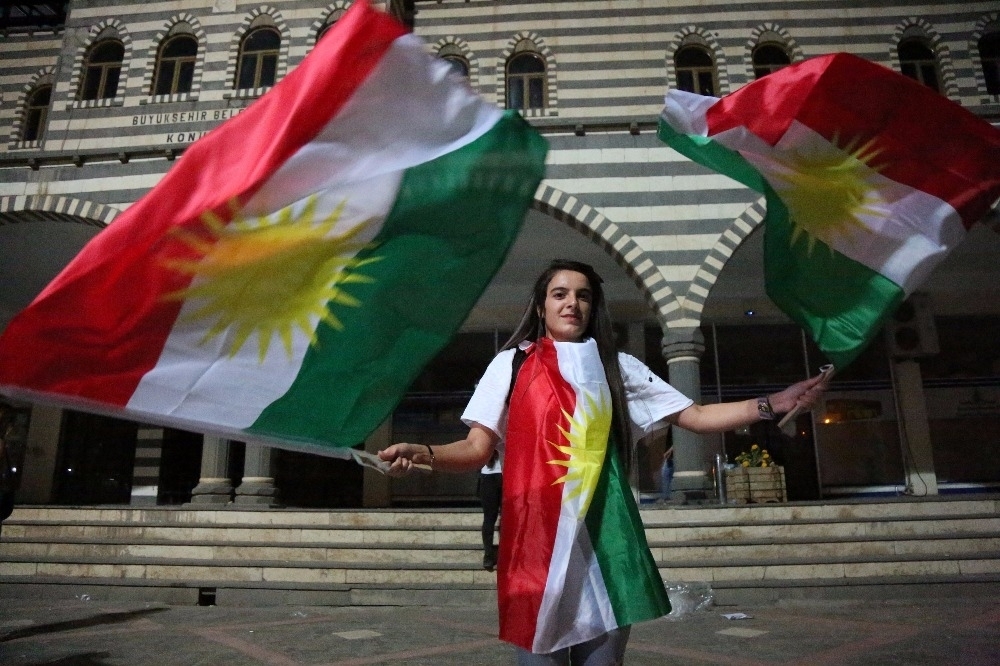 一名女性在土耳其南部大城迪雅巴克（Diyarbakir）揮舞庫德族旗幟。（湯森路透）