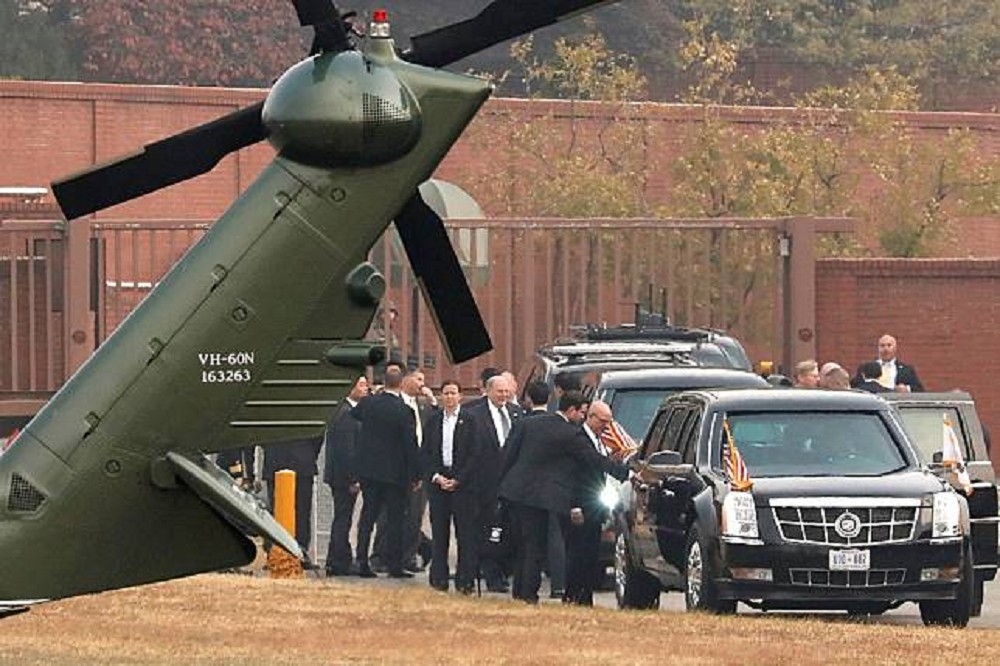 美國總統川普本欲搭乘直升機訪問南韓DMZ，因大霧而途中折返首爾。(湯森路透)