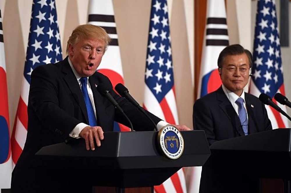 美國總統川普與南韓總統文在寅7日於聯合記者會上。（湯森路透）