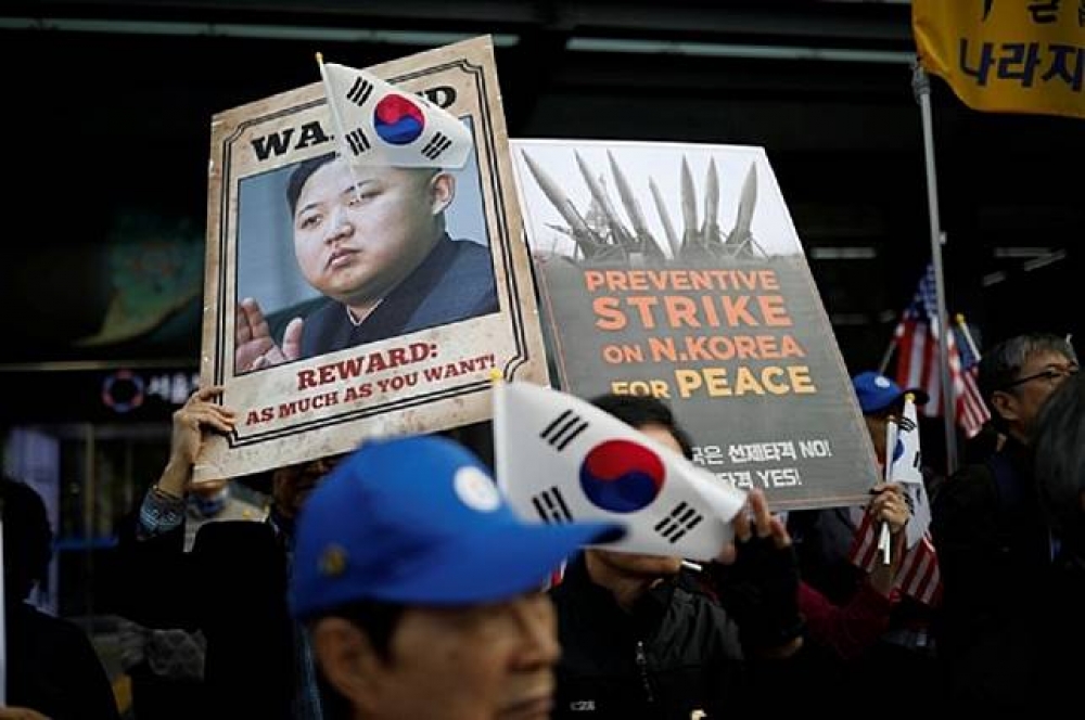 南韓政府6日宣布將對北韓金融機構的18名代表進行單邊個別制裁，圖為南韓的親美民眾於6日美國大使館前進行示威。（湯森路透）