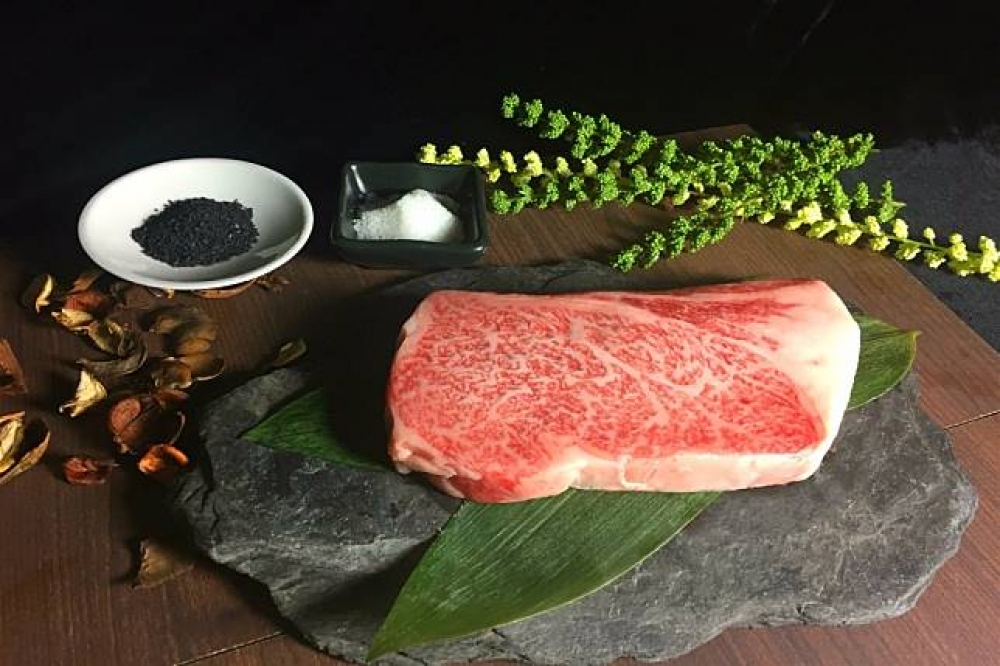 台南大億麗緻酒店推出黑毛和種牛料理，肉質軟嫩帶有溫和的味道，油花均勻遍佈、鮮嫩且入口即化。(攝影：江大中)