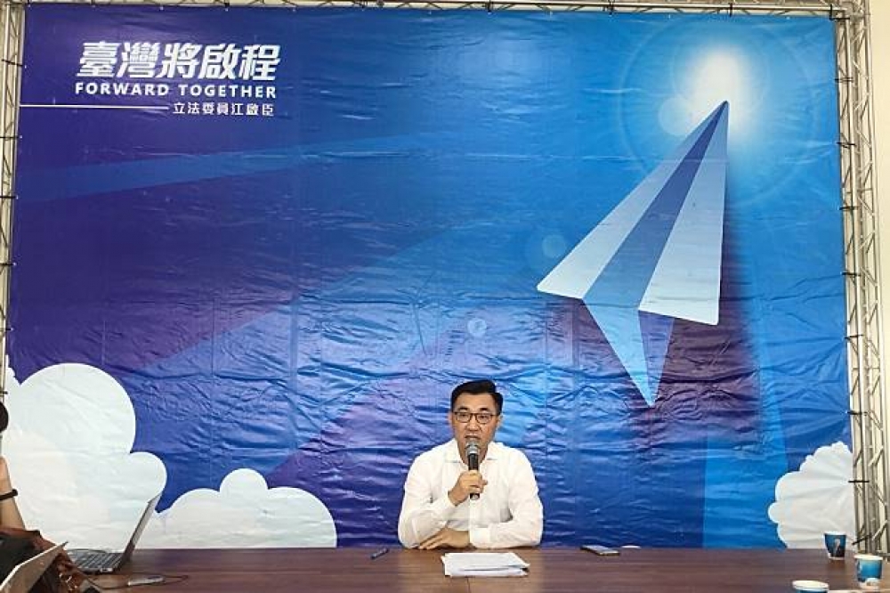 藍委江啟臣今（31日）在台中宣布參選，希望替國民黨收復台中失土，「因為太多人勸進，所以願意來承擔」。（江啟臣服務處提供）