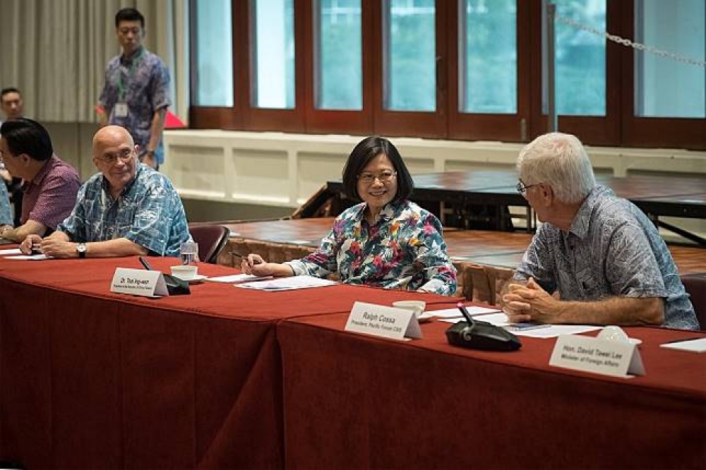 總統蔡英文過境夏威夷，出席美國智庫東西中心的座談，會中承諾增加台灣國防預算。（總統府提供）