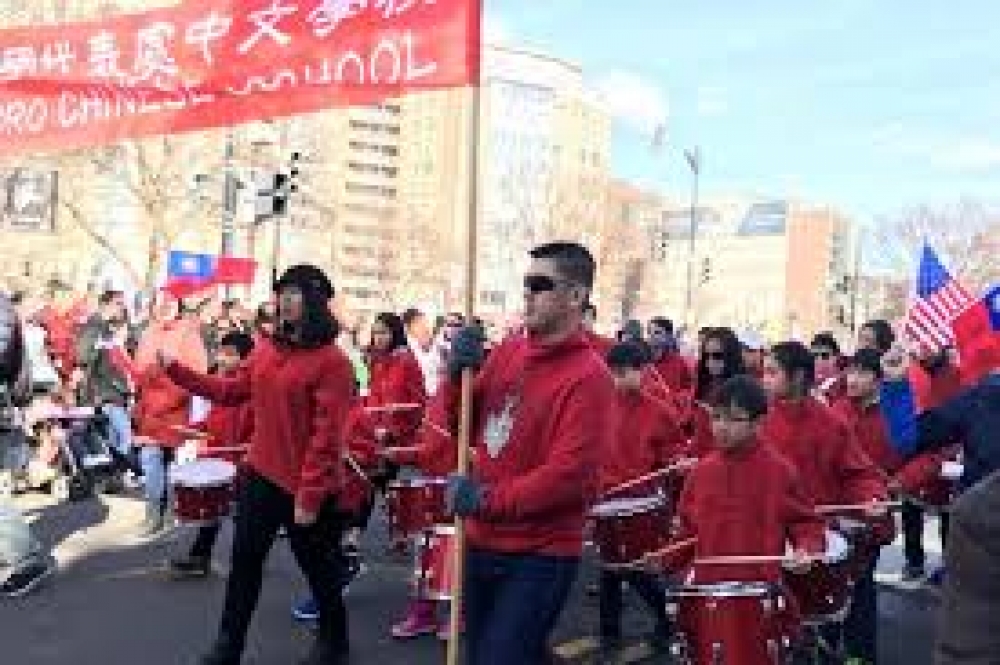 今年華府春節遊行，打頭陣的駐美代表處中文學校的鼓隊，還有其他30個團體參加。（圖片由作者提供）