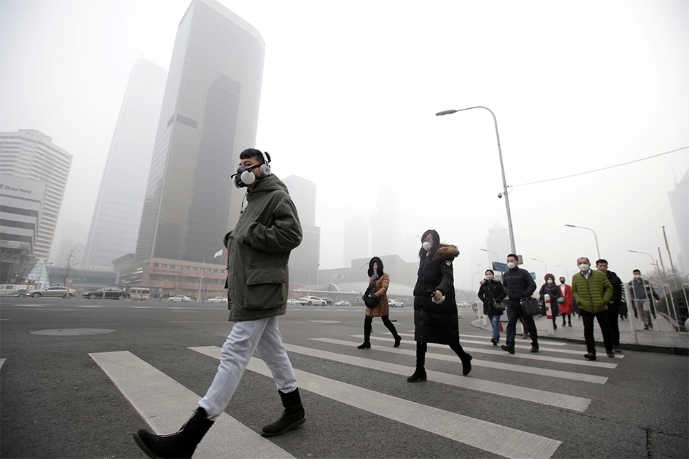 2015年，一名調查記者拍的一部關於北京有害空氣的紀錄片在網路上引發了軒然大波，人們紛紛批評政府的無能。（湯森路透）