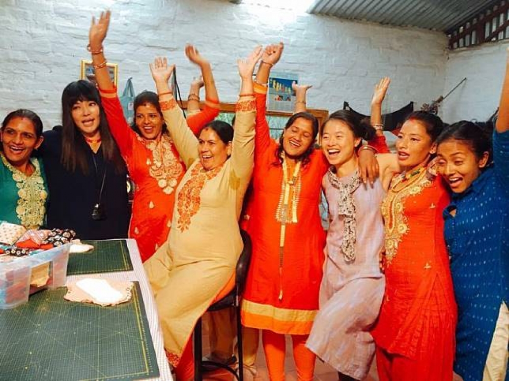 台灣女孩林念慈（右三）入選BBC的2017百大女性，她為尼泊爾女性設計布衛生棉，藉以提升當地女性意識。左二為台灣知名占星師唐綺陽。（圖片取自Dharti Mata Sustainable Workshop 棉樂悅事工坊臉書）


