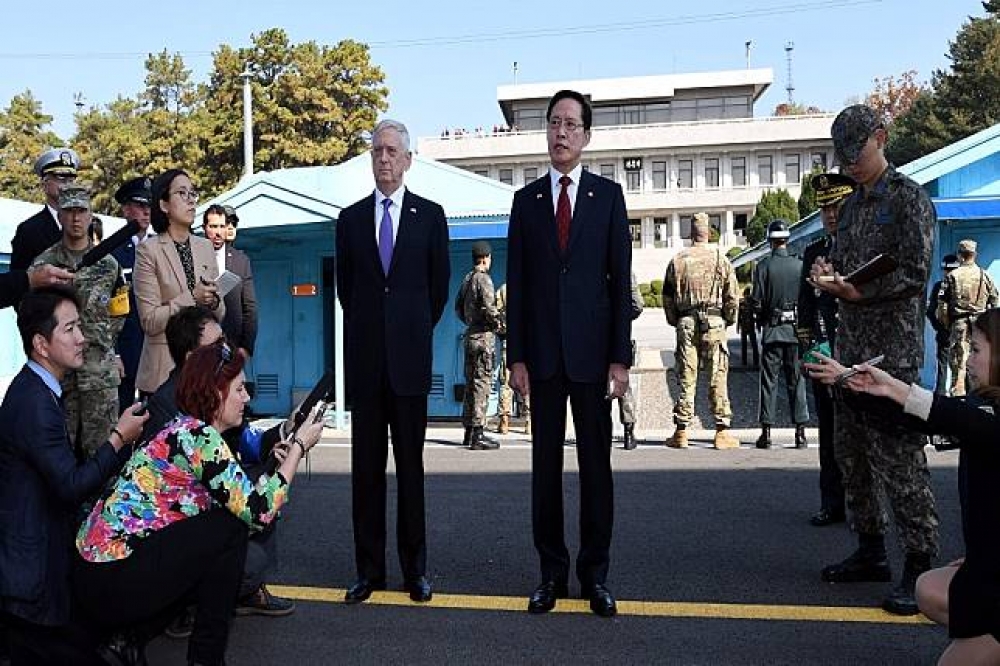 美國國防部長馬蒂斯（左中）與南韓國防部長宋永武（右中）參觀板門店。（湯森路透）