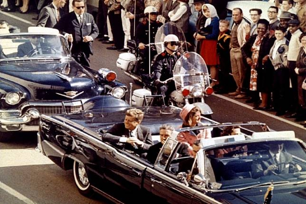 甘迺迪在廣場遭刺殺的前一刻。（湯森路透）