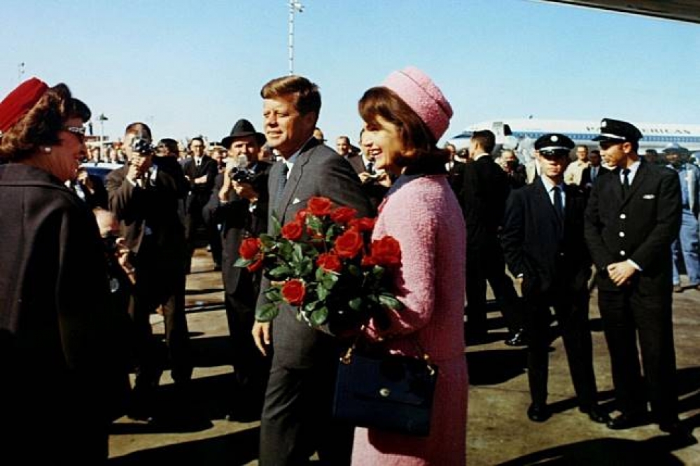 1963年11月22日遭刺殺前，甘迺迪與夫人賈姬抵達德州。（湯森路透）