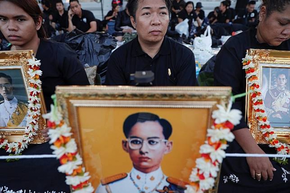 泰王蒲美蓬的遺體於26日晚間火化。（湯森路透）