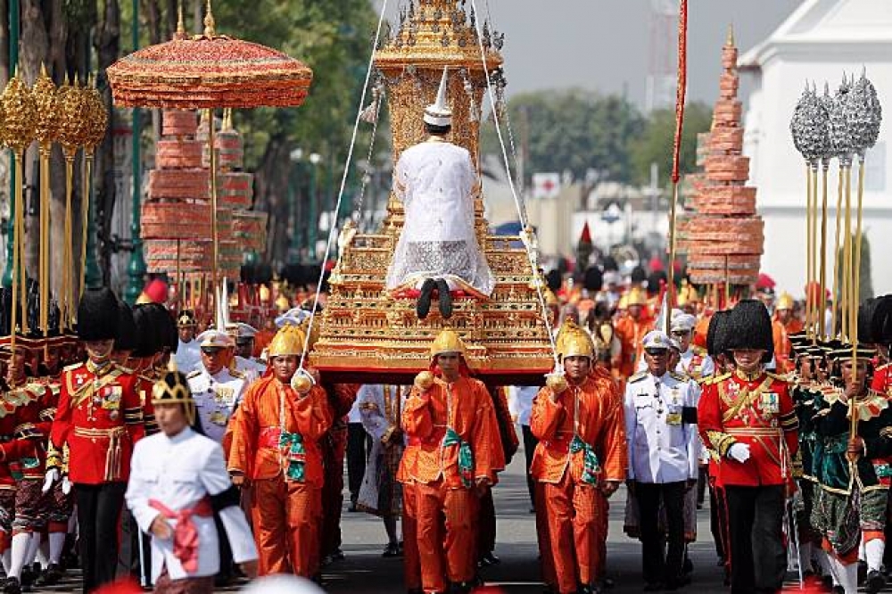泰國先王蒲美蓬（Bhumibol Adulyadej）遺體預計於26日晚執行火化，圖為運送遺體至火化亭的隊伍。（湯森路透）