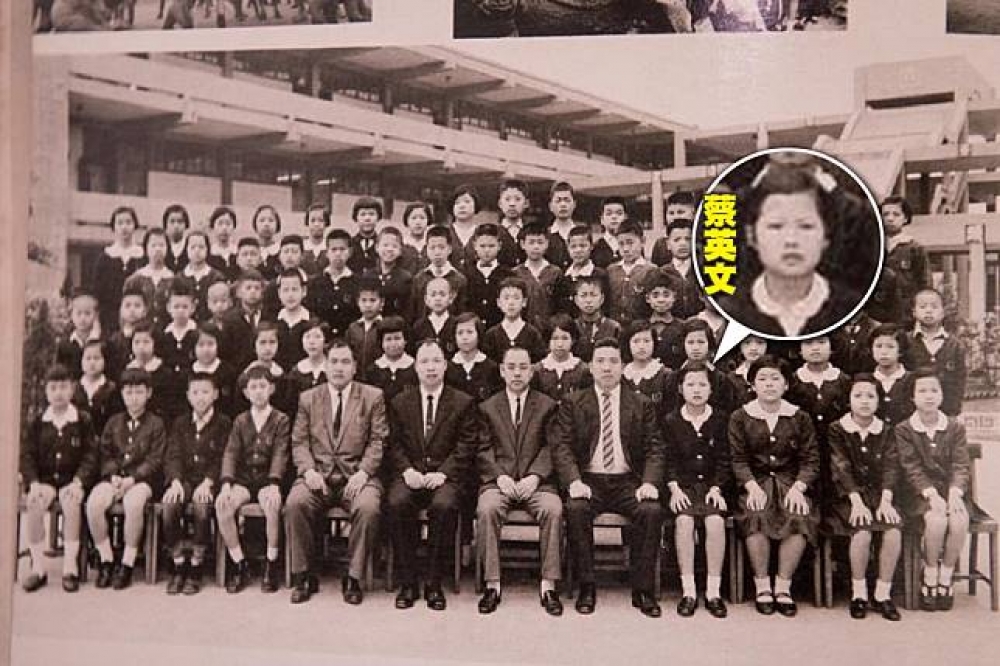 蔡英文（第一排左4）在臉書貼出自己的國小畢業照，模樣清純可愛。（圖片取自蔡英文 Tsai Ing-wen臉書）