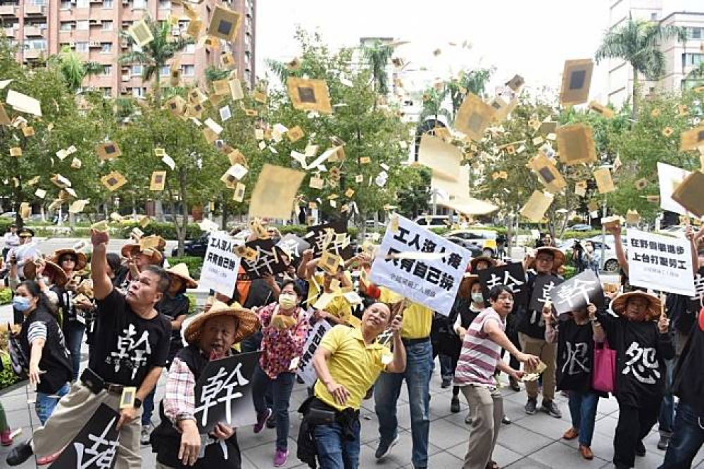 關廠工人26日重回2012年在台北車站的臥軌現場舉行記者會，抗議交通部針對他們的行動開罰的合理性。（攝影：葉信菉）