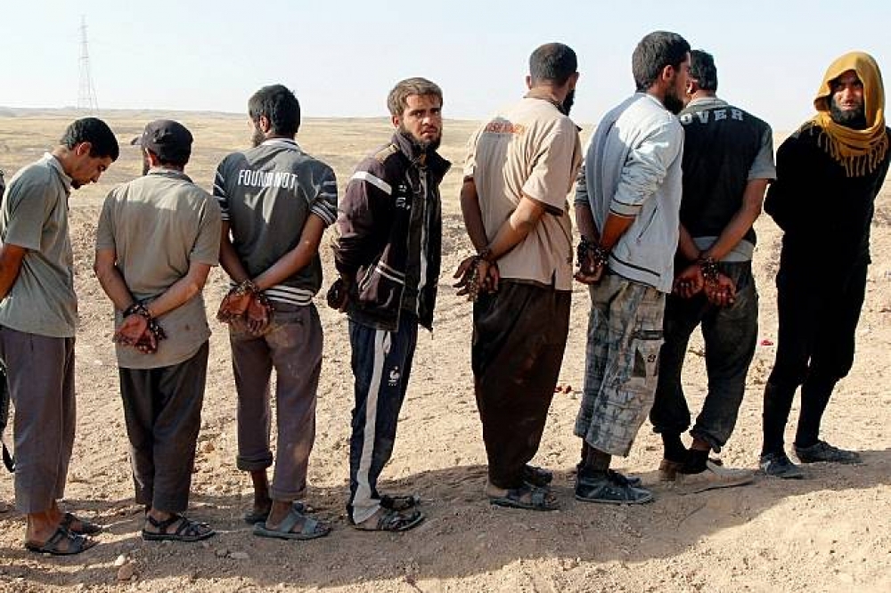 遭庫德族戰士拘捕的「伊斯蘭國」民兵。（湯森路透）