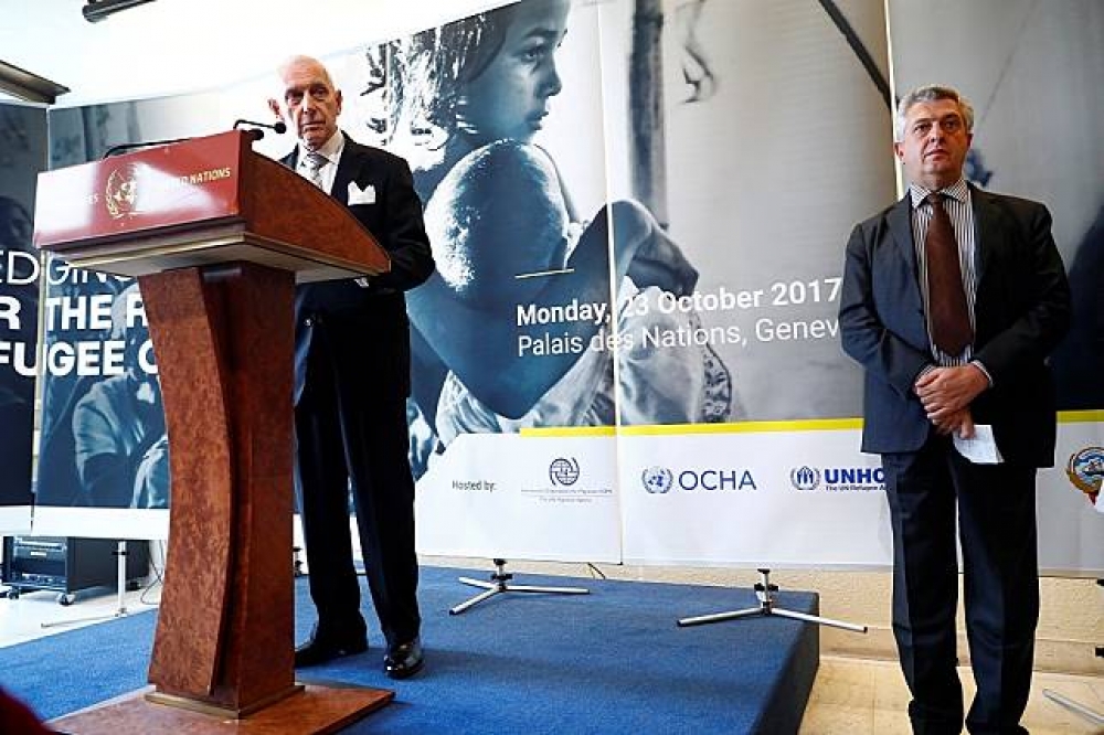 國際移民組織（IOM）主席史溫（William Lacy Swing）在記者會中發表談話，一旁為聯合國難民署（UNHCR）高級委員格蘭迪（Filippo Grandi）。
