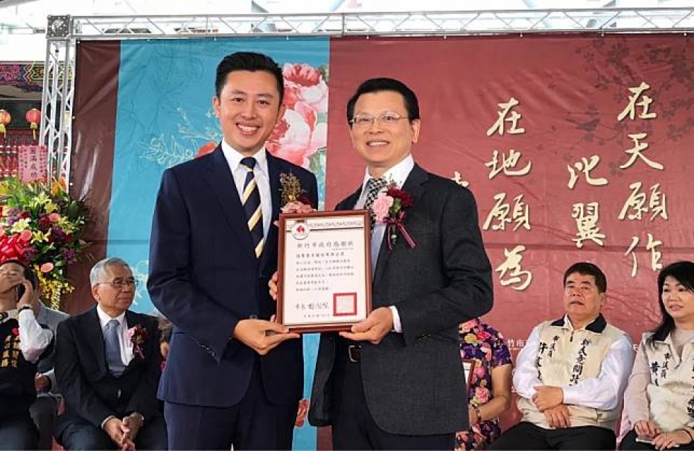 憶聲電子總經理張鏡湖(右)接受新竹市長林智堅(左)表揚。(圖片來源：憶聲歌林)