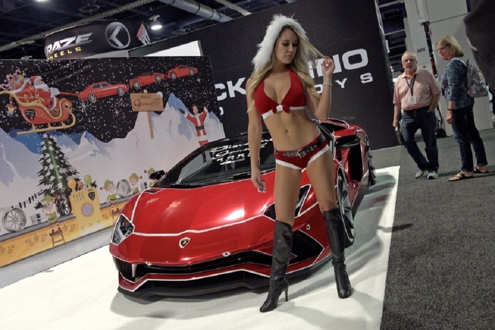 全球汽車製造商在美國拉斯維加斯的SEMA秀上，透過展示他們的改裝汽車相互拚場。（攝影：鄭宇騏）