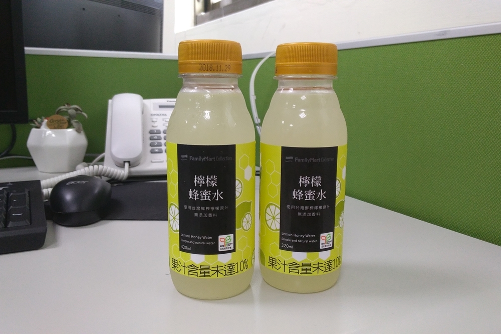 全家便利商店推出「檸檬蜂蜜水」320ml買十送十優惠（攝影：黃衍方）
