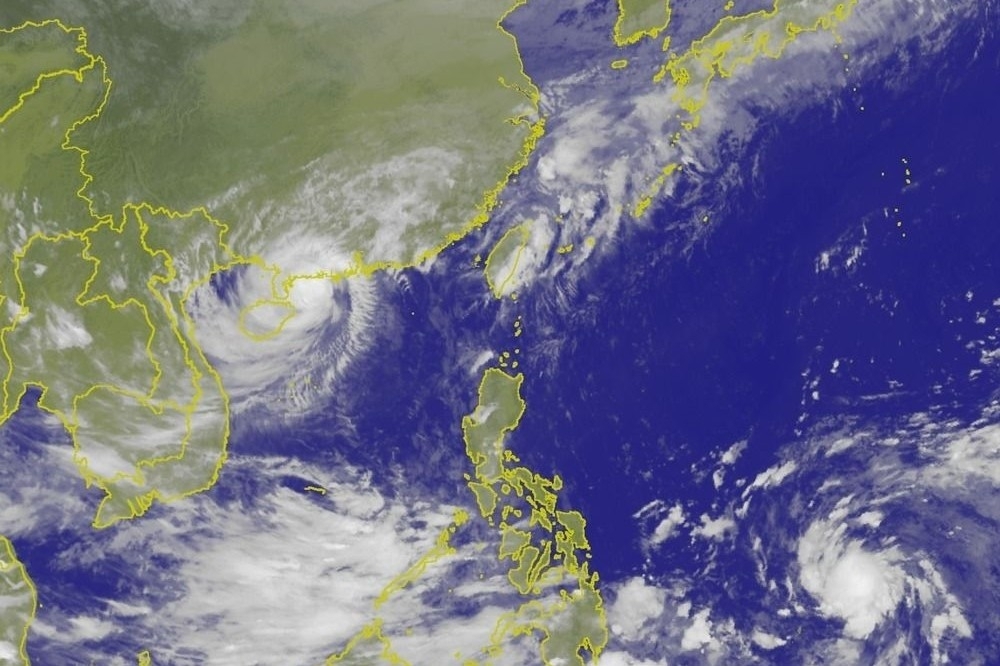 氣象局表示16、17日各地天氣將恢復穩定，氣溫明顯回升。不過15日清晨，菲律賓東方海面有一熱帶性低氣壓形成，須密切注意。（圖片取自中央氣象局）