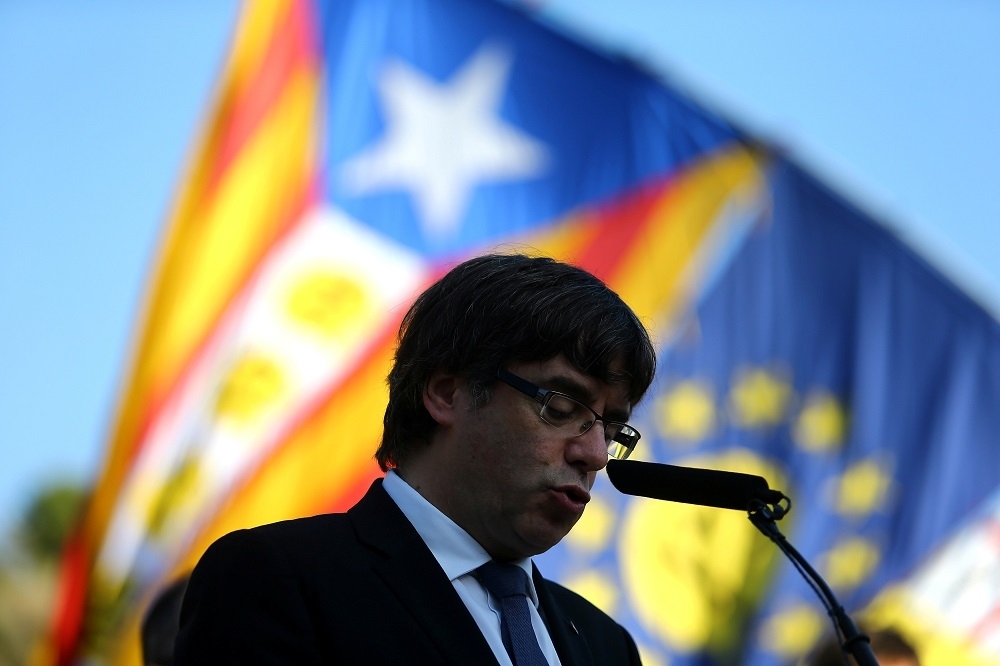 西班牙加泰隆尼亞自治區主席普伊格蒙特15日於巴塞隆納發表演說。（湯森路透）