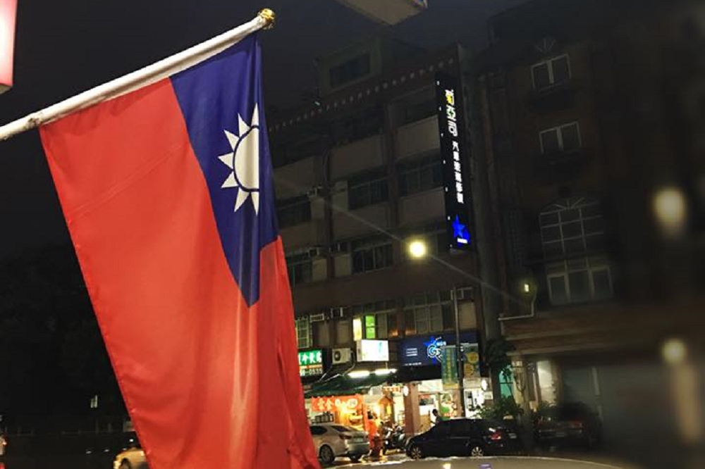 愛台灣的政治言論，若要以損壞國旗的方式來表達與凸顯，最適當與最佳的處置，還是回歸言論市場的仲裁。（圖片國旗女孩臉書）