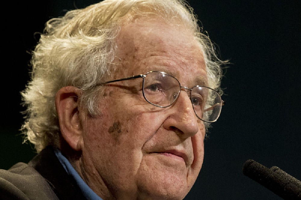 
美國學者喬姆斯基（Avram Noam Chomsky）為當代語言學大師，同時也是美國極左派的代表學者之一。（圖片取自維基百科）