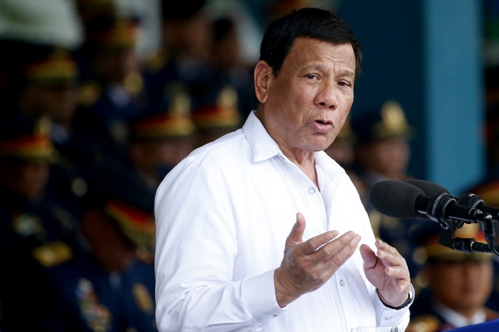 以掃毒戰爭而飽受國際批評侵犯人權的菲律賓總統杜特蒂，近來頻頻針對毒品來源開炮。（美聯社）
