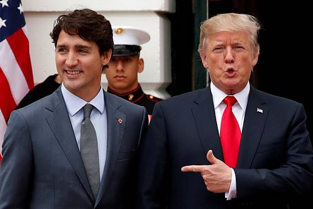 加拿大總理杜魯道（左）訪問白宮，與美國總統川普（右）合影。（湯森路透）