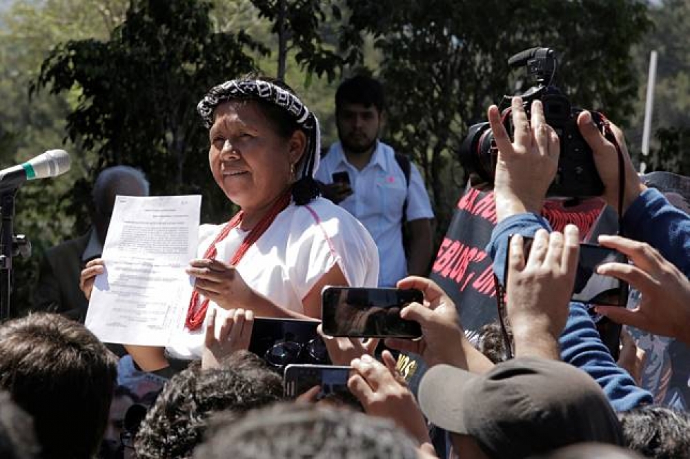 馬丁尼茲呈現她註冊墨西哥總統選舉的申請單。（湯森路透）