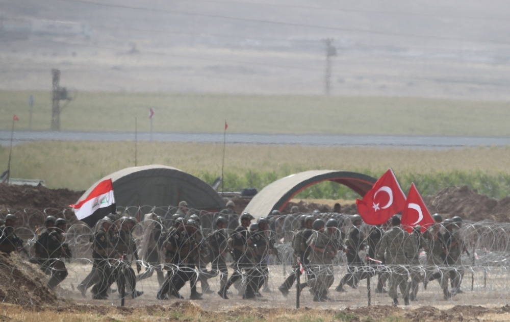 土耳其與伊拉克軍隊26日於邊境舉行聯合軍演。（湯森路透）