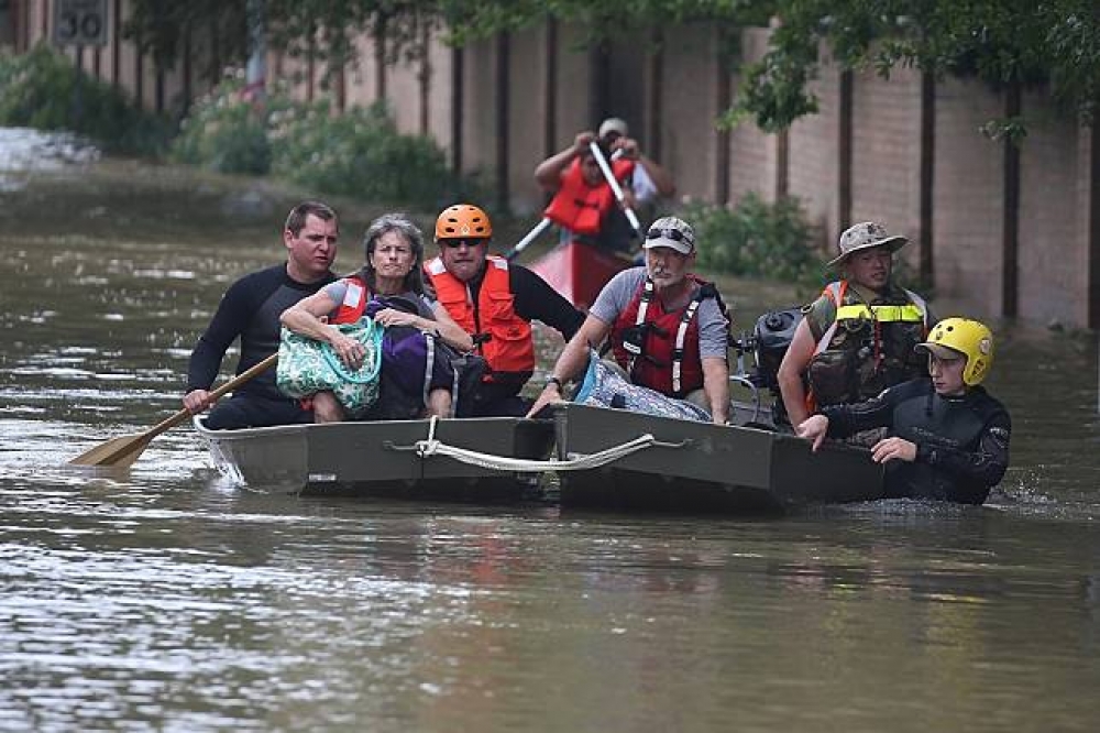 德州休士頓（Houston）被救出的災民。（湯森路透）