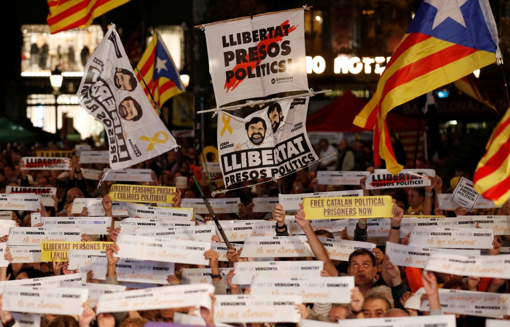 10月1 日，西班牙加泰隆尼亞地區將舉行獨立公投，當地支持獨立者連日來手持標語宣傳公投訴求。（湯森路透）