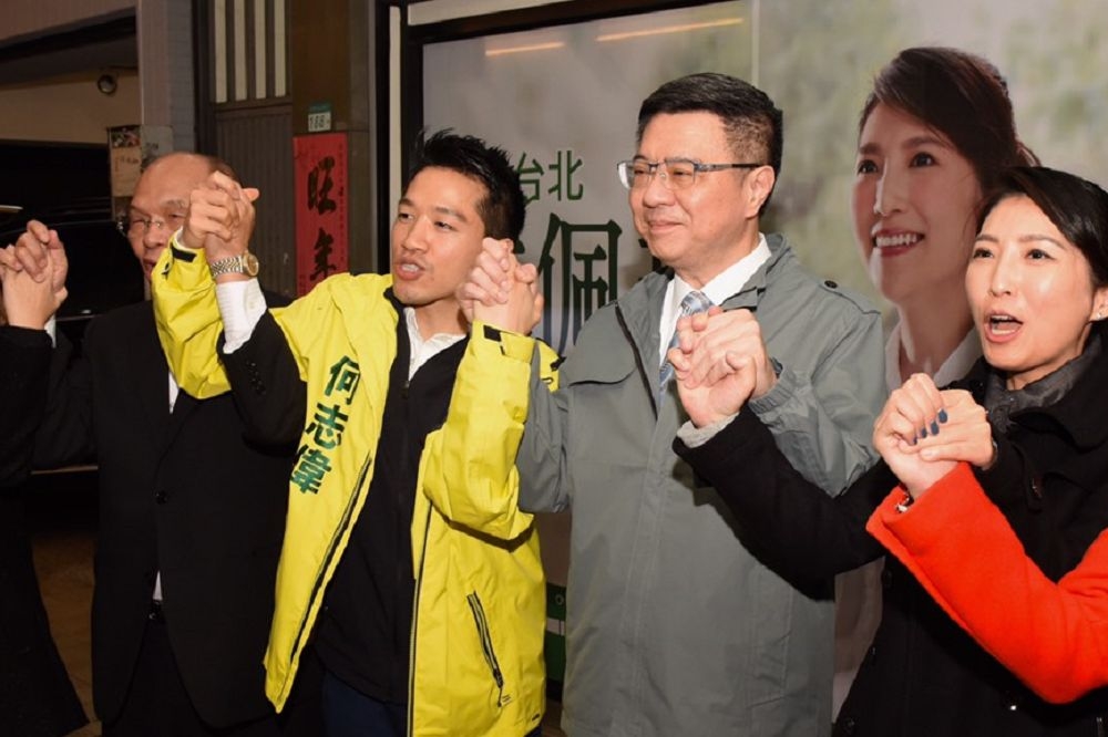 為破除何志偉（左2）參選以來「單打獨鬥」的形象，黨部已積極安排綠營縣市首長、總統蔡英文輔選站台。（攝影：鄭宇騏）