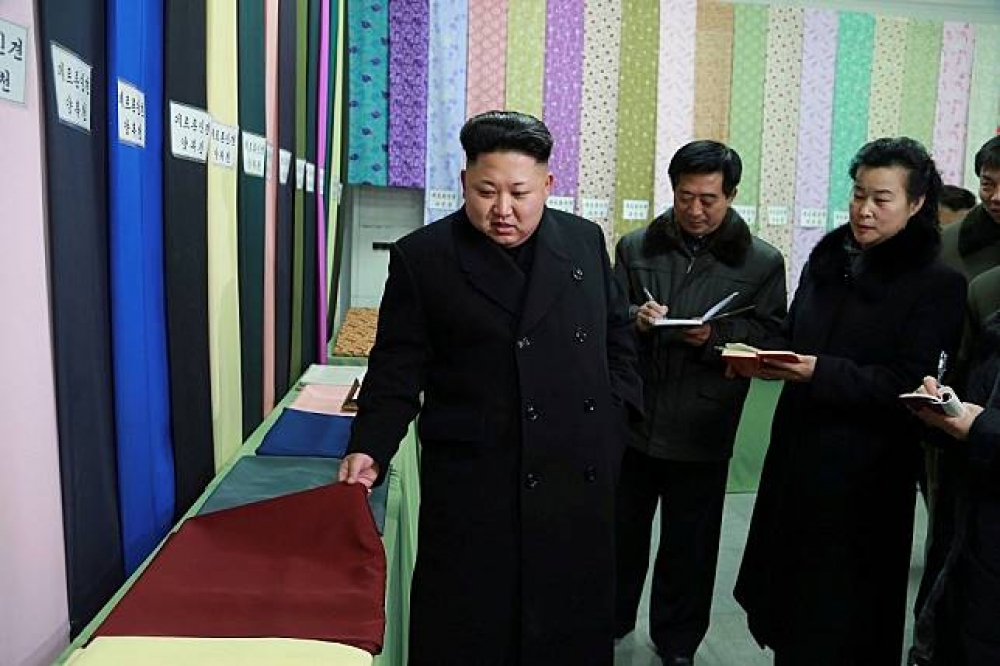 北韓領導人金正恩（左）視察位在平壤（Pyongyang）的紡織廠。（湯森路透）