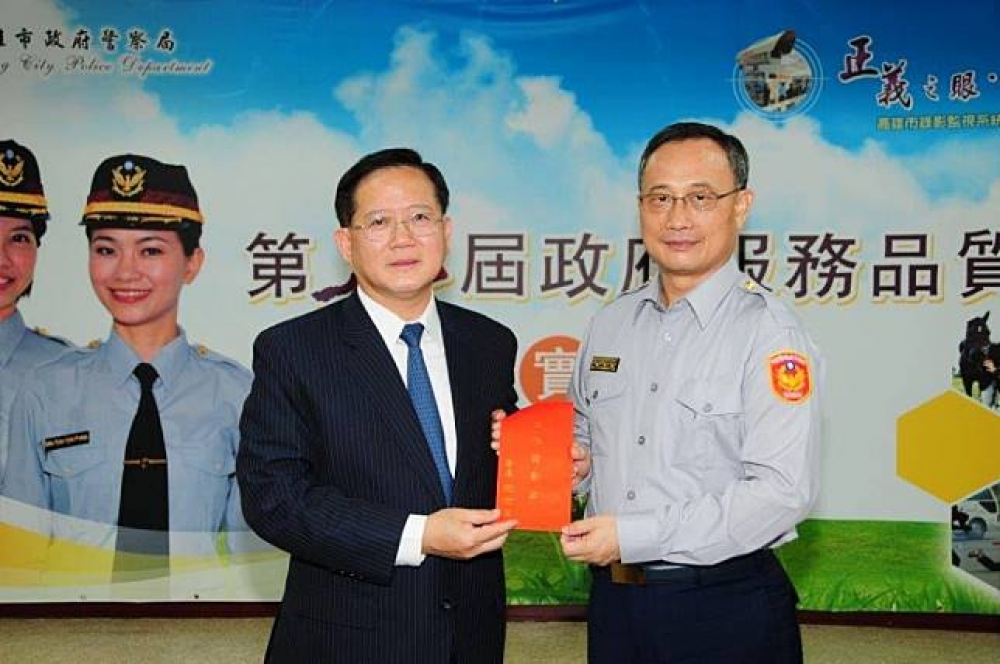 現任警政署署長陳國恩（左）調國安局副局長。（圖片取自高雄市政府警察局臉書）