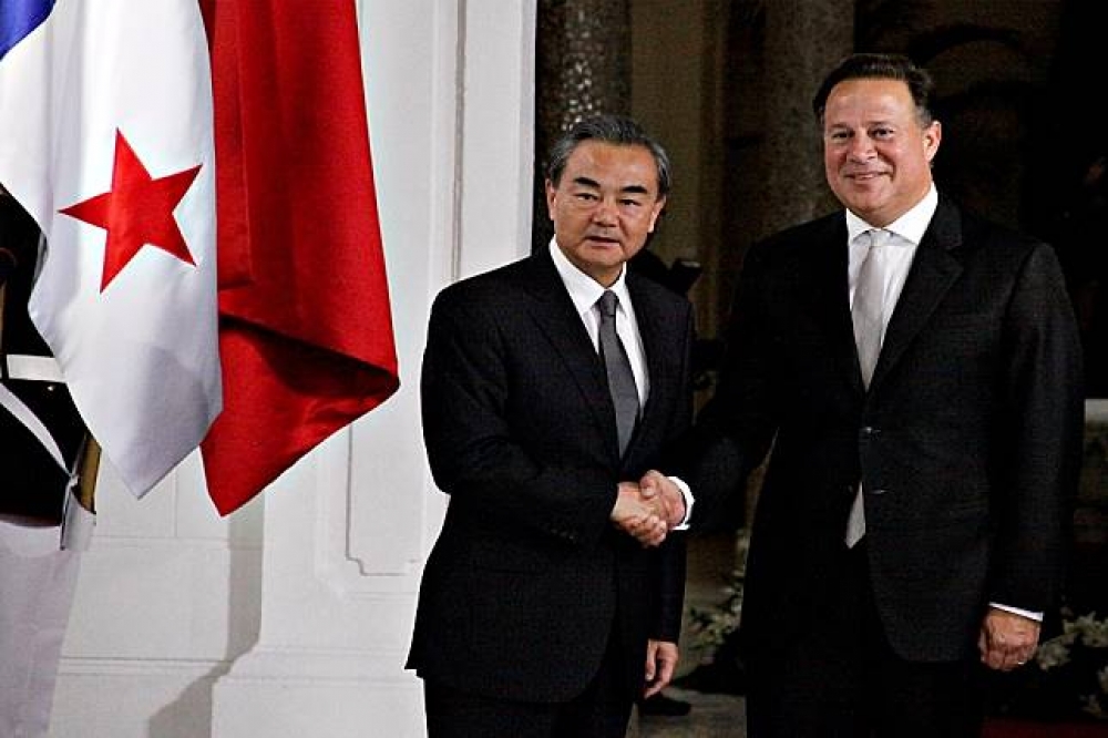 巴拿馬總統瓦雷拉於當地時間16日會見中國外交部長王毅。（湯森路透）