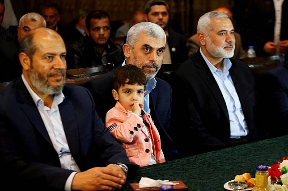 「哈瑪斯」領導人哈尼亞（Ismail Haniya）（右）與新任領袖辛瓦爾（Yahya Sinwar）（中）。（湯森路透）
