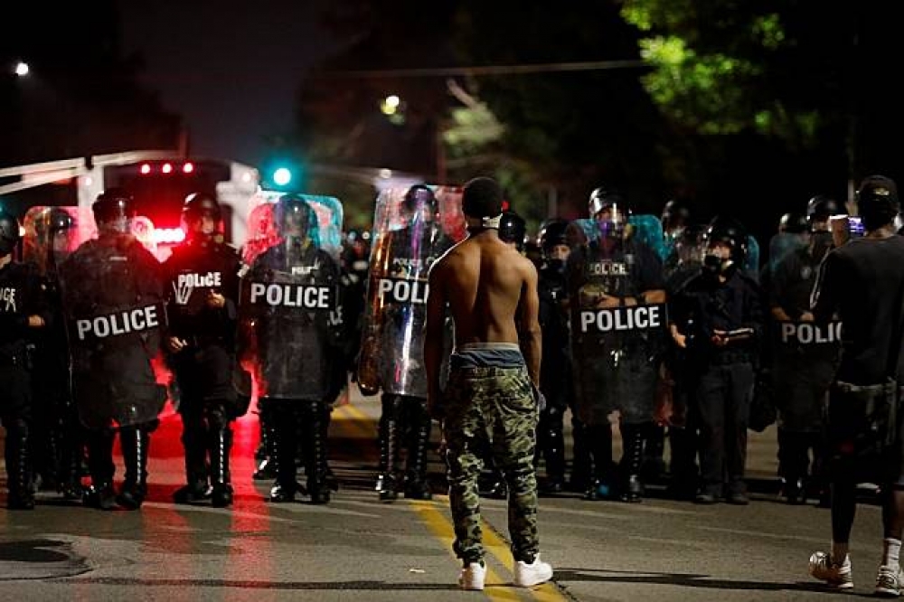 因不滿法院縱放執法過當的白人員警，美國密蘇里州聖路易斯市（St. Louis）的民眾上街抗議。（湯森路透）