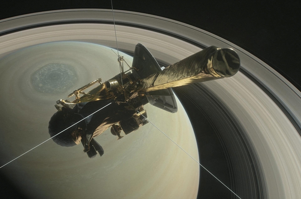 卡西尼號不眠不休工作長達十三年，周五準備功成身退，但墜毀土星背後另有密辛。（湯森路透）