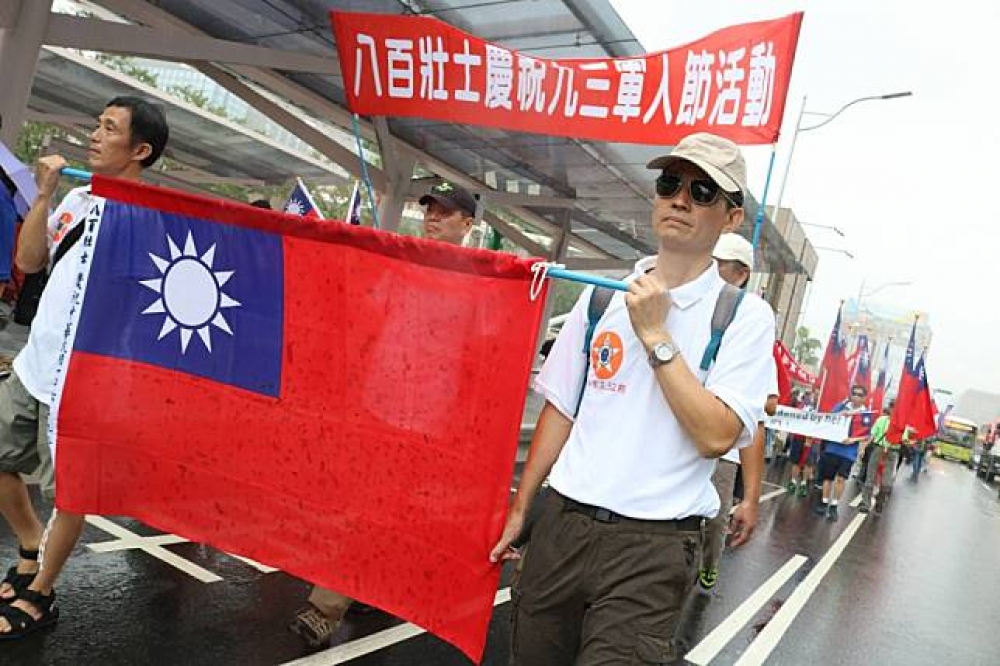 全國14個縣市的退伍軍人團體在93軍人節這天，同步舉辦「捍衛中華民國，向軍人致敬」活動並上凱道遊行。（攝影：李隆揆）