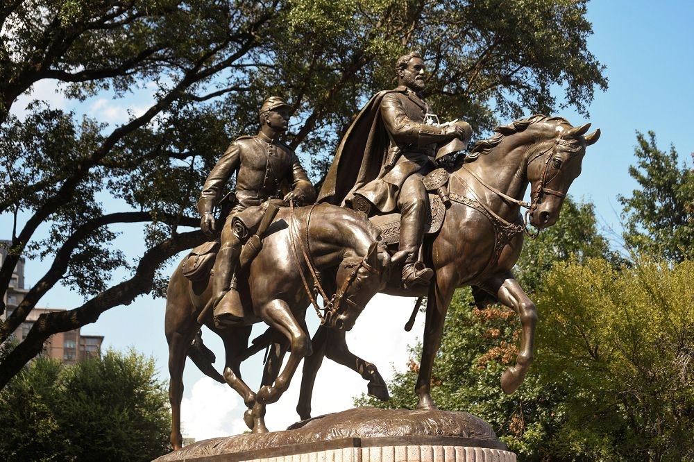 在美國極端的政治風氣下，推倒南軍名將李將軍雕像的運動，已成為一齣美式悲劇。（湯森路透）